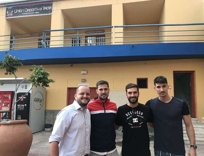 Juan Francisco Morales, primero por la izquierda,  con miembros de su futura directiva (Foto TA)